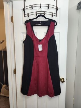 Torrid Black and Burgundy Colorblock Sleeveless Midi Dress, 3X ,NWT